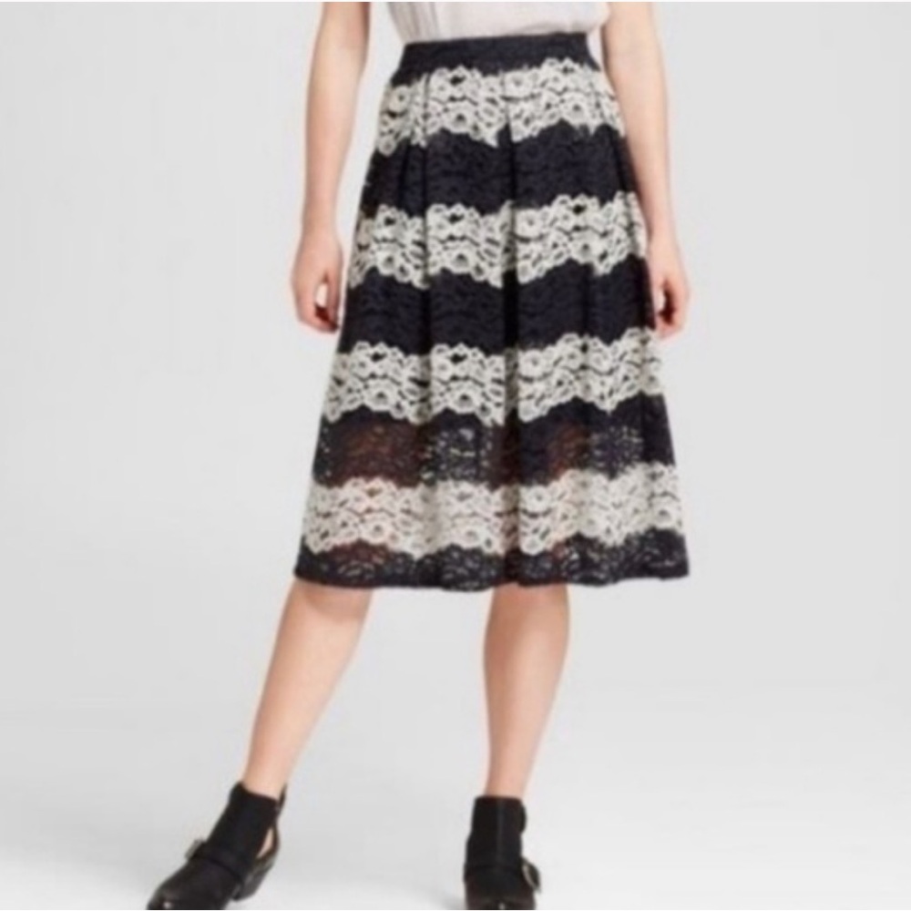 Who What Wear beautiful Black & White floral lace skirt. Size 18 - Picture 9 of 9